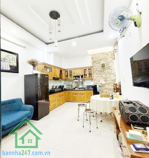 NHÀ MTKD BÀU CÁT – ĐỒNG ĐEN - 3PN, 2WC - KD ĐA NGÀNH NGHỀ.  Diện tích 57m² (4.1 x 14m) Kết cấu: 1 trệt, 2 lầu, 3PN, 2WC – Nhà mới đẹp Mặt tiền đường 15m, vỉa hè rộng 2m. 