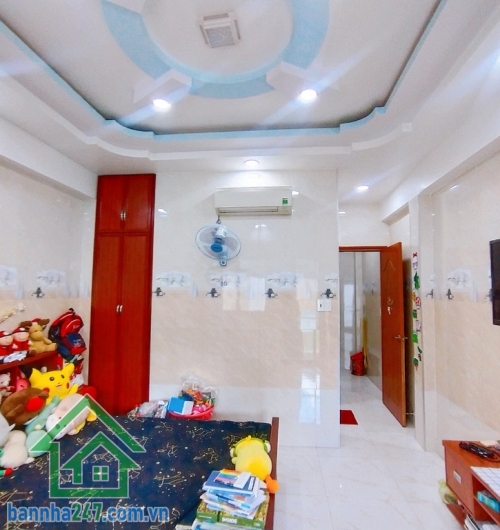 CHỈ 4.6 TỶ - HÀNG HIẾM – NHÀ ĐẸP HXH TÂN PHÚ – NGAY NGÃ TƯ BỐN XÃ.   Diện tích 29m², ngang 4m. Kết cấu: 1 trệt 2 lầu, sân thượng, 2PN, 3WC, 1 phòng xông hơi, có giếng trời. Hẻm ô tô vào tận cửa, khu dân trí cao, an ninh yên tĩnh.
