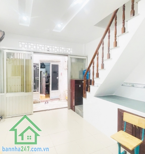 SIÊU HOT – NHÀ GIÁ 3 TỶ – 2 TẦNG MỚI ĐẸP – HẺM 3M THÔNG ÂU CƠ – TÂN PHÚ Kết cấu: 1 trệt 1 lầu, 2 phòng ngủ, phòng khách, bếp, ban công. Nhà mới tinh, khách mua xach va li vào ở ngay. 