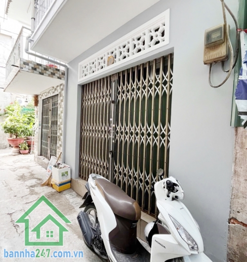 SIÊU HOT – NHÀ GIÁ 3 TỶ – 2 TẦNG MỚI ĐẸP – HẺM 3M THÔNG ÂU CƠ – TÂN PHÚ Kết cấu: 1 trệt 1 lầu, 2 phòng ngủ, phòng khách, bếp, ban công. Nhà mới tinh, khách mua xach va li vào ở ngay. 