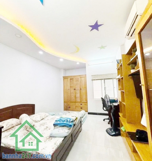 NHÀ MTKD BÀU CÁT – ĐỒNG ĐEN - 3PN, 2WC - KD ĐA NGÀNH NGHỀ.  Diện tích 57m² (4.1 x 14m) Kết cấu: 1 trệt, 2 lầu, 3PN, 2WC – Nhà mới đẹp Mặt tiền đường 15m, vỉa hè rộng 2m. 