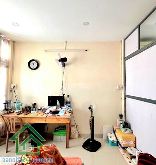 CHỈ 4,4 TỶ – NHÀ 2 TẦNG – GẦN CHỢ TÂN HƯƠNG – SÁT AEON TÂN PHÚ - HẺM 3,5–4M – GẦN MẶT TIỀN – Ở NGAY Diện tích: 36m² (3,4m x 11m) Kết cấu: 1 trệt + 1 lầu Công năng: 2 Phòng ngủ – 2 WC