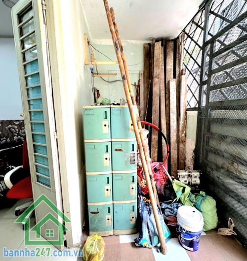 CHỈ 4,4 TỶ – NHÀ 2 TẦNG – GẦN CHỢ TÂN HƯƠNG – SÁT AEON TÂN PHÚ - HẺM 3,5–4M – GẦN MẶT TIỀN – Ở NGAY Diện tích: 36m² (3,4m x 11m) Kết cấu: 1 trệt + 1 lầu Công năng: 2 Phòng ngủ – 2 WC