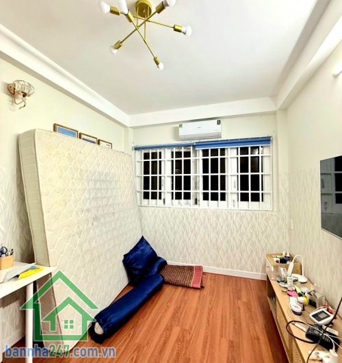 6,9 TỶ – NHÀ ĐẸP KHU CƯ XÁ ĐỒNG TIẾN VIP – QUẬN 103 TẦNG – 4PN – SÁT VẠN HẠNH MALL Thông tin chi tiết:• Diện tích: 41m² (3.1 x 14m) – vuông vức• Kết cấu: 1 trệt 2 lầu, nhà xây kiên cố• Công năng: 4PN – 3WC• Nhà mới đẹp, vào ở ngay – không cần sửa