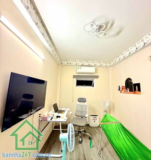 6,9 TỶ – NHÀ ĐẸP KHU CƯ XÁ ĐỒNG TIẾN VIP – QUẬN 103 TẦNG – 4PN – SÁT VẠN HẠNH MALL Thông tin chi tiết:• Diện tích: 41m² (3.1 x 14m) – vuông vức• Kết cấu: 1 trệt 2 lầu, nhà xây kiên cố• Công năng: 4PN – 3WC• Nhà mới đẹp, vào ở ngay – không cần sửa