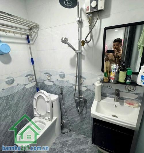 CHỈ 3,7 TỶ – NHÀ MỚI Ở NGAY – 34M² – 2 TẦNG – 2PN – 2WC – HẺM THÔNG THOÁNG Kết cấu: 1 trệt 1 lầu, 2 phòng ngủ, 2 WC (có thể làm thêm 1PN).  Nhà mới đẹp, chỉ việc vào ở.