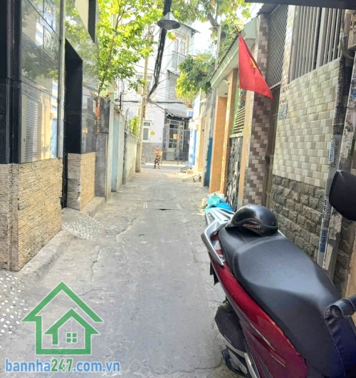 CHỈ 3,7 TỶ – NHÀ MỚI Ở NGAY – 34M² – 2 TẦNG – 2PN – 2WC – HẺM THÔNG THOÁNG Kết cấu: 1 trệt 1 lầu, 2 phòng ngủ, 2 WC (có thể làm thêm 1PN).  Nhà mới đẹp, chỉ việc vào ở.