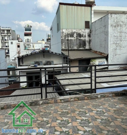 NHÀ 3 TẦNG CMT8 – NGAY TRUNG TÂM QUẬN 10 – HẺM THÔNG – CHỈ NHỈNH 4 TỶ * Diện tích: 4.5m x 7m. * Kết cấu: 1 trệt, 2 lầu, gồm 2PN, 2WC. Nhà xây dựng gọn gàng.