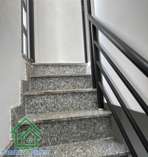 NHÀ 3 TẦNG CMT8 – NGAY TRUNG TÂM QUẬN 10 – HẺM THÔNG – CHỈ NHỈNH 4 TỶ * Diện tích: 4.5m x 7m. * Kết cấu: 1 trệt, 2 lầu, gồm 2PN, 2WC. Nhà xây dựng gọn gàng.