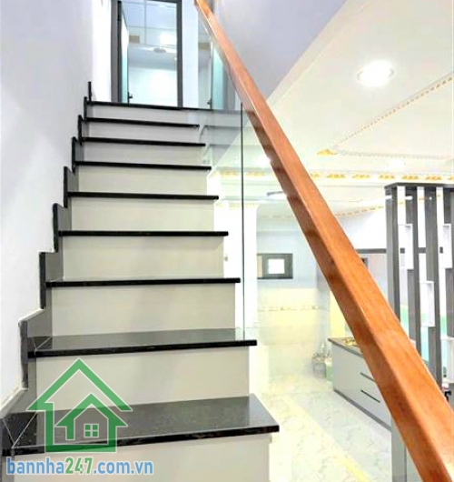 CHỈ 4,65 TỶ – NHÀ MỚI XINH - P10. TÂN BÌNH - 2 TẦNG – HẺM BA GÁC – KHÔNG LỘ GIỚI DT: 4x8m (32m² công nhận đủ, vuông A4) Kết cấu: 1 trệt 1 lầu đúc thật – 2PN, 2WC