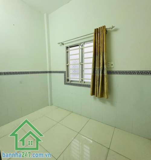 CHỈ 4,45 TỶ – HXH 4M THÔNG – KHU VIP TÂN PHÚ – 3PN – CÓ DÒNG TIỀN • Diện tích: 40m² • Kết cấu: 1 trệt – 1 lửng – 1 lầu • Công năng: 3 PN – 3 WC • Có sân để xe rộng rãi