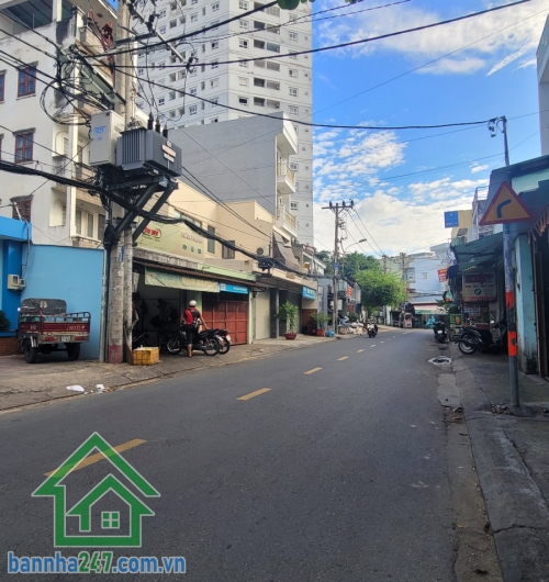 CHỈ 3,1 TỶ – NHÀ 2 TẦNG TRUNG TÂM TÂN PHÚ – DT: 32M2 - ĐANG CHO THUÊ 6TR/THÁNG – NGÂN HÀNG HỖ TRỢ VAY HƠN 2 TỶ Kết cấu: 2 Tầng (1 trệt 1 lầu), gồm 2PN, bếp, WC