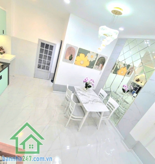 Nhỉnh 4 tỷ – nhà đẹp Đồng Đen, Tân Bình. Diện tích: 32m2 (4,2 x 7m, thực tế 4,2 x 8m có giếng trời 1m). Kết cấu: 1 trệt 1 lầu, 2 phòng ngủ, 2 WC. Nhà mới hoàn toàn.