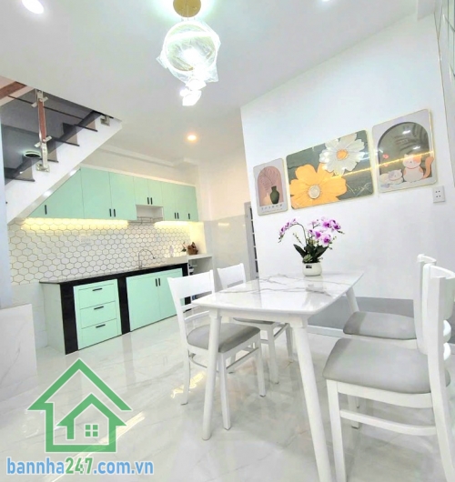 Nhỉnh 4 tỷ – nhà đẹp Đồng Đen, Tân Bình. Diện tích: 32m2 (4,2 x 7m, thực tế 4,2 x 8m có giếng trời 1m). Kết cấu: 1 trệt 1 lầu, 2 phòng ngủ, 2 WC. Nhà mới hoàn toàn.
