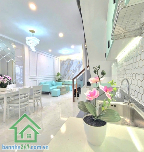 Nhỉnh 4 tỷ – nhà đẹp Đồng Đen, Tân Bình. Diện tích: 32m2 (4,2 x 7m, thực tế 4,2 x 8m có giếng trời 1m). Kết cấu: 1 trệt 1 lầu, 2 phòng ngủ, 2 WC. Nhà mới hoàn toàn.