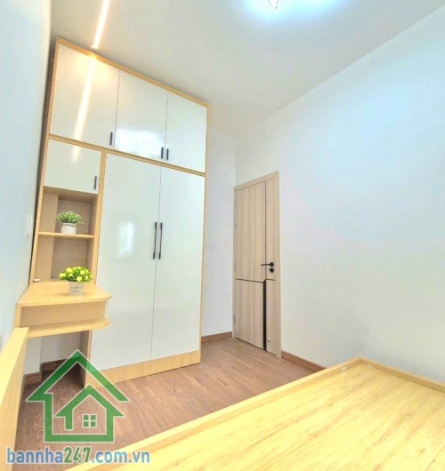 Nhỉnh 4 tỷ – nhà đẹp Đồng Đen, Tân Bình. Diện tích: 32m2 (4,2 x 7m, thực tế 4,2 x 8m có giếng trời 1m). Kết cấu: 1 trệt 1 lầu, 2 phòng ngủ, 2 WC. Nhà mới hoàn toàn.
