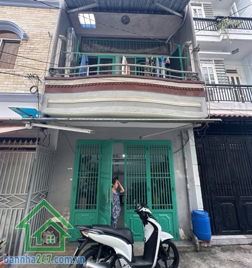BÁN NHÀ LÊ VĂN QUỚI – GIÁ 4,15 TỶ – HẺM XE HƠI – 2 TẦNG ĐẸP Ở NGAY * Diện tích: 36m2 (4 x 9m). * Kết cấu: 1 trệt 1 lầu, 2PN, 2WC. * Hẻm xe hơi 5m, thuận tiện di chuyển. 