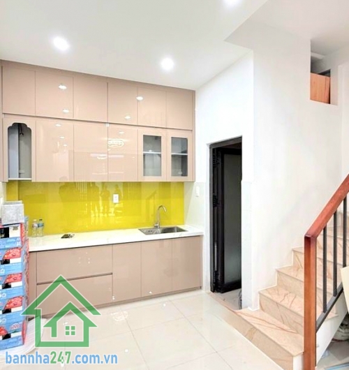CHỈ 5,2 TỶ – SIÊU PHẨM TÂN PHÚ – HẺM XE TẢI ĐẬU NGAY NHÀ – NGANG 4M VUÔNG VỨC – NHÀ ĐẸP Ở NGAY Trung tâm Quận Tân Phú – gần Công viên nước Đầm Sen Diện tích: 34m² – ngang 4m vuông vức, rất thoáng. Kết cấu: 1 trệt + 1 lầu (2 tầng) 2 PN – 2 WC