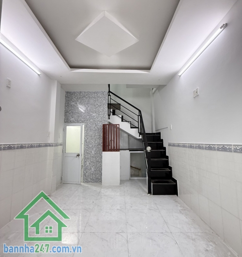 TÂN BÌNH – GIÁP QUẬN 10 – NHÀ MỚI – SỔ NỞ HẬU – CHỈ 2.8 TỶ TL DT: 1 trệt 2 lầu – 2PN – 3WC – ban công thoáng mát Hẻm ba gác, cách xe tải tránh chỉ vài bước chân.