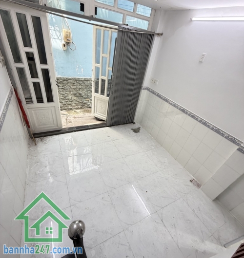 TÂN BÌNH – GIÁP QUẬN 10 – NHÀ MỚI – SỔ NỞ HẬU – CHỈ 2.8 TỶ TL DT: 1 trệt 2 lầu – 2PN – 3WC – ban công thoáng mát Hẻm ba gác, cách xe tải tránh chỉ vài bước chân.