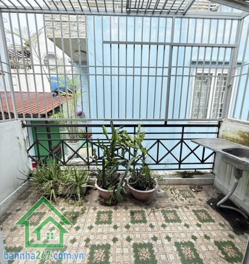 TÂN BÌNH – GIÁP QUẬN 10 – NHÀ MỚI – SỔ NỞ HẬU – CHỈ 2.8 TỶ TL DT: 1 trệt 2 lầu – 2PN – 3WC – ban công thoáng mát Hẻm ba gác, cách xe tải tránh chỉ vài bước chân.