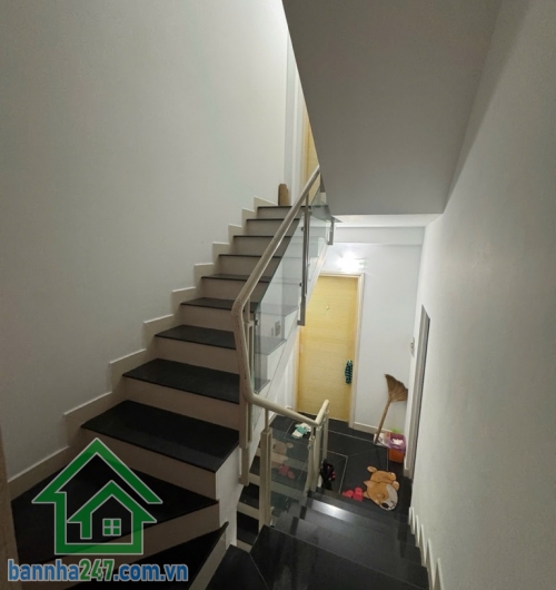 Chỉ 8.1 TỶ - CĂN GÓC 3 MẶT TIỀN – HẺM Ô TÔ – TÂN BÌNH - GIÁP QUẬN 10. Diện tích thực tế 76m², công nhận 46m² – nở hậu 5.1m. Nhà 1 trệt 2 lầu + sân thượng