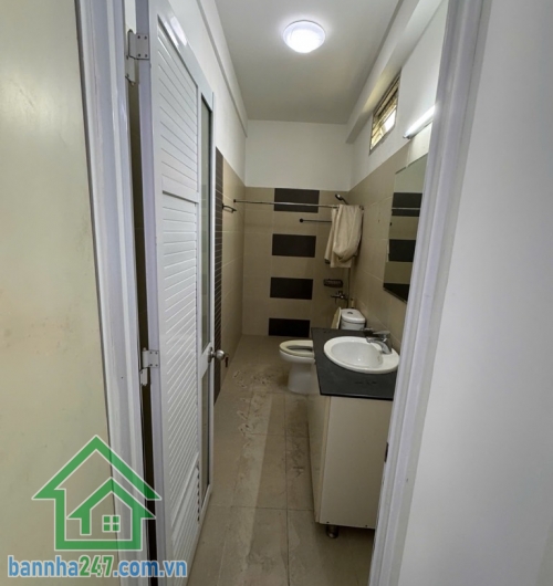 Chỉ 8.1 TỶ - CĂN GÓC 3 MẶT TIỀN – HẺM Ô TÔ – TÂN BÌNH - GIÁP QUẬN 10. Diện tích thực tế 76m², công nhận 46m² – nở hậu 5.1m. Nhà 1 trệt 2 lầu + sân thượng