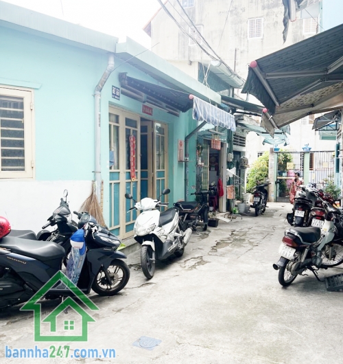 CHỈ 4 TỶ – NHÀ 3 TẦNG LÊ ĐẠI HÀNH, QUẬN 11 – HẺM THÔNG, DÂN TRÍ CAO Vị trí đẹp, hẻm 1/ đường Lê Đại Hành, P.7, Quận 11. Diện tích 18m2 (2.3 x 10), sổ vuông, không ngập úng. 