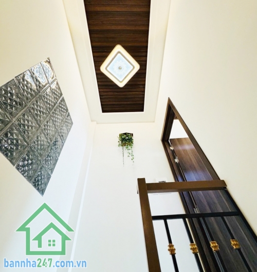 CHỈ 4 TỶ – NHÀ 3 TẦNG LÊ ĐẠI HÀNH, QUẬN 11 – HẺM THÔNG, DÂN TRÍ CAO Vị trí đẹp, hẻm 1/ đường Lê Đại Hành, P.7, Quận 11. Diện tích 18m2 (2.3 x 10), sổ vuông, không ngập úng. 