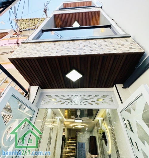CHỈ 4 TỶ – NHÀ 3 TẦNG LÊ ĐẠI HÀNH, QUẬN 11 – HẺM THÔNG, DÂN TRÍ CAO Vị trí đẹp, hẻm 1/ đường Lê Đại Hành, P.7, Quận 11. Diện tích 18m2 (2.3 x 10), sổ vuông, không ngập úng. 
