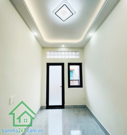 CHỈ 4 TỶ – NHÀ 3 TẦNG LÊ ĐẠI HÀNH, QUẬN 11 – HẺM THÔNG, DÂN TRÍ CAO Vị trí đẹp, hẻm 1/ đường Lê Đại Hành, P.7, Quận 11. Diện tích 18m2 (2.3 x 10), sổ vuông, không ngập úng. 