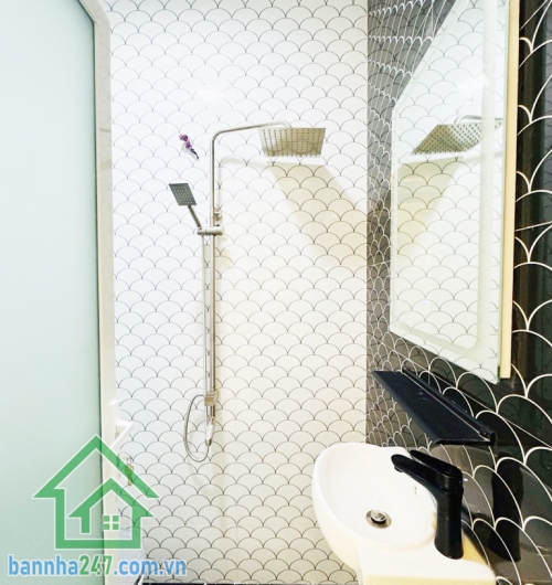 CHỈ 4 TỶ – NHÀ 3 TẦNG LÊ ĐẠI HÀNH, QUẬN 11 – HẺM THÔNG, DÂN TRÍ CAO Vị trí đẹp, hẻm 1/ đường Lê Đại Hành, P.7, Quận 11. Diện tích 18m2 (2.3 x 10), sổ vuông, không ngập úng. 