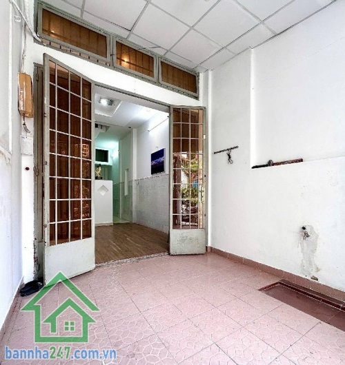 HẺM 8M – THÀNH THÁI, QUẬN 10 – NHÀ 3 TẦNG – CHỈ 8,8 TỶ * Diện tích: 36m², vuông vức đẹp. * Kết cấu: 1 trệt 2 lầu, nhà kiên cố, vào ở ngay. * Hẻm rộng 8m, ô tô tránh thoải mái.