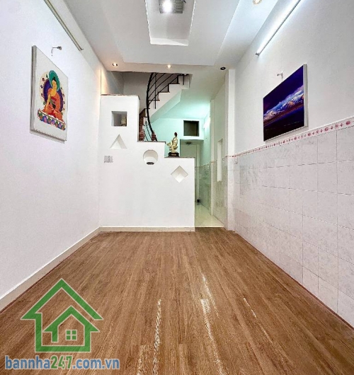 HẺM 8M – THÀNH THÁI, QUẬN 10 – NHÀ 3 TẦNG – CHỈ 8,8 TỶ * Diện tích: 36m², vuông vức đẹp. * Kết cấu: 1 trệt 2 lầu, nhà kiên cố, vào ở ngay. * Hẻm rộng 8m, ô tô tránh thoải mái.