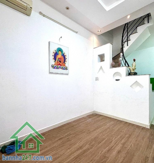 HẺM 8M – THÀNH THÁI, QUẬN 10 – NHÀ 3 TẦNG – CHỈ 8,8 TỶ * Diện tích: 36m², vuông vức đẹp. * Kết cấu: 1 trệt 2 lầu, nhà kiên cố, vào ở ngay. * Hẻm rộng 8m, ô tô tránh thoải mái.