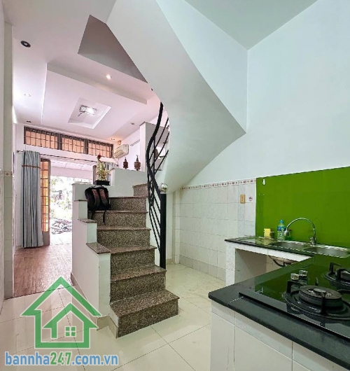 HẺM 8M – THÀNH THÁI, QUẬN 10 – NHÀ 3 TẦNG – CHỈ 8,8 TỶ * Diện tích: 36m², vuông vức đẹp. * Kết cấu: 1 trệt 2 lầu, nhà kiên cố, vào ở ngay. * Hẻm rộng 8m, ô tô tránh thoải mái.