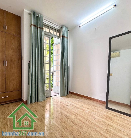 HẺM 8M – THÀNH THÁI, QUẬN 10 – NHÀ 3 TẦNG – CHỈ 8,8 TỶ * Diện tích: 36m², vuông vức đẹp. * Kết cấu: 1 trệt 2 lầu, nhà kiên cố, vào ở ngay. * Hẻm rộng 8m, ô tô tránh thoải mái.