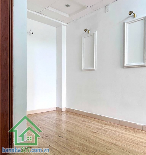 HẺM 8M – THÀNH THÁI, QUẬN 10 – NHÀ 3 TẦNG – CHỈ 8,8 TỶ * Diện tích: 36m², vuông vức đẹp. * Kết cấu: 1 trệt 2 lầu, nhà kiên cố, vào ở ngay. * Hẻm rộng 8m, ô tô tránh thoải mái.