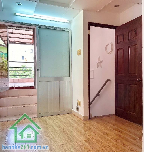 HẺM 8M – THÀNH THÁI, QUẬN 10 – NHÀ 3 TẦNG – CHỈ 8,8 TỶ * Diện tích: 36m², vuông vức đẹp. * Kết cấu: 1 trệt 2 lầu, nhà kiên cố, vào ở ngay. * Hẻm rộng 8m, ô tô tránh thoải mái.
