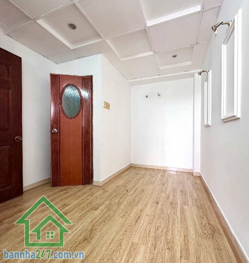 HẺM 8M – THÀNH THÁI, QUẬN 10 – NHÀ 3 TẦNG – CHỈ 8,8 TỶ * Diện tích: 36m², vuông vức đẹp. * Kết cấu: 1 trệt 2 lầu, nhà kiên cố, vào ở ngay. * Hẻm rộng 8m, ô tô tránh thoải mái.