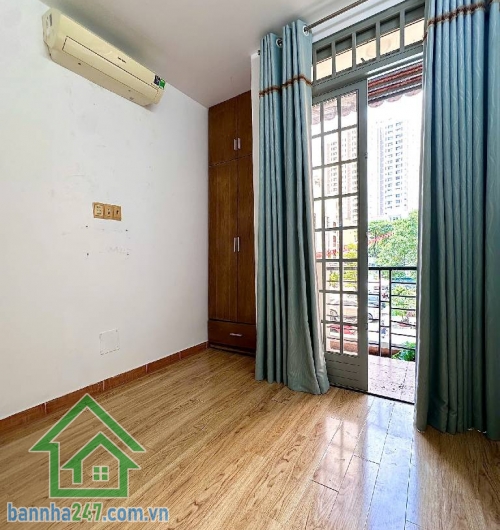 HẺM 8M – THÀNH THÁI, QUẬN 10 – NHÀ 3 TẦNG – CHỈ 8,8 TỶ * Diện tích: 36m², vuông vức đẹp. * Kết cấu: 1 trệt 2 lầu, nhà kiên cố, vào ở ngay. * Hẻm rộng 8m, ô tô tránh thoải mái.