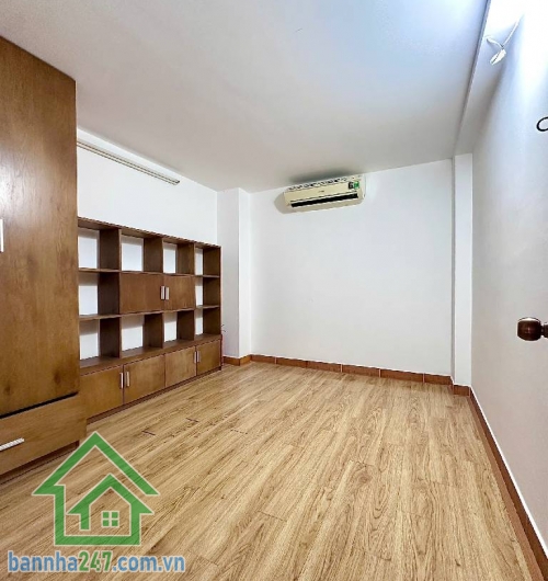 HẺM 8M – THÀNH THÁI, QUẬN 10 – NHÀ 3 TẦNG – CHỈ 8,8 TỶ * Diện tích: 36m², vuông vức đẹp. * Kết cấu: 1 trệt 2 lầu, nhà kiên cố, vào ở ngay. * Hẻm rộng 8m, ô tô tránh thoải mái.