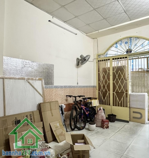 CHỈ 3,9 TỶ – HẺM 4M – CÁCH ÔTÔ ĐỖ VÀI CĂN – VÒNG XOAY LÊ ĐẠI HÀNH, ĐẦM SEN * DT 30m², sổ đẹp – chính chủ * Kết cấu 2 tầng: 2PN, 1WC * Vị trí vàng: 3 phút tới vòng xoay Lê Đại Hành, 4 phút tới chợ Đầm Sen, thông ra Bình Thới, Lạc Long Quân...