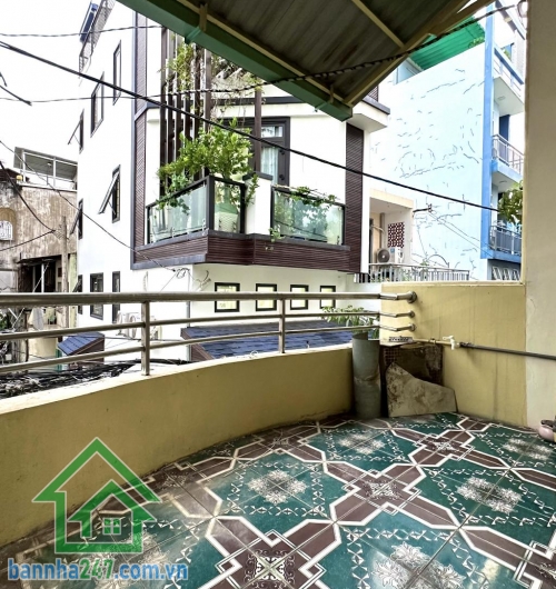 CHỈ 3,9 TỶ – HẺM 4M – CÁCH ÔTÔ ĐỖ VÀI CĂN – VÒNG XOAY LÊ ĐẠI HÀNH, ĐẦM SEN * DT 30m², sổ đẹp – chính chủ * Kết cấu 2 tầng: 2PN, 1WC * Vị trí vàng: 3 phút tới vòng xoay Lê Đại Hành, 4 phút tới chợ Đầm Sen, thông ra Bình Thới, Lạc Long Quân...
