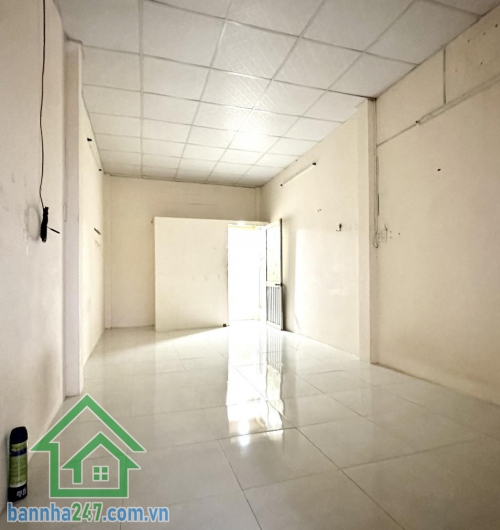 CHỈ 3,9 TỶ – HẺM 4M – CÁCH ÔTÔ ĐỖ VÀI CĂN – VÒNG XOAY LÊ ĐẠI HÀNH, ĐẦM SEN * DT 30m², sổ đẹp – chính chủ * Kết cấu 2 tầng: 2PN, 1WC * Vị trí vàng: 3 phút tới vòng xoay Lê Đại Hành, 4 phút tới chợ Đầm Sen, thông ra Bình Thới, Lạc Long Quân...