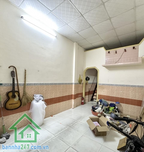 CHỈ 3,9 TỶ – HẺM 4M – CÁCH ÔTÔ ĐỖ VÀI CĂN – VÒNG XOAY LÊ ĐẠI HÀNH, ĐẦM SEN * DT 30m², sổ đẹp – chính chủ * Kết cấu 2 tầng: 2PN, 1WC * Vị trí vàng: 3 phút tới vòng xoay Lê Đại Hành, 4 phút tới chợ Đầm Sen, thông ra Bình Thới, Lạc Long Quân...