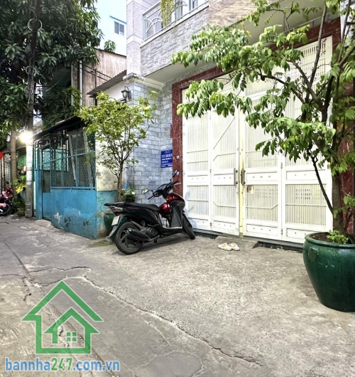CHỈ 3,9 TỶ – HẺM 4M – CÁCH ÔTÔ ĐỖ VÀI CĂN – VÒNG XOAY LÊ ĐẠI HÀNH, ĐẦM SEN * DT 30m², sổ đẹp – chính chủ * Kết cấu 2 tầng: 2PN, 1WC * Vị trí vàng: 3 phút tới vòng xoay Lê Đại Hành, 4 phút tới chợ Đầm Sen, thông ra Bình Thới, Lạc Long Quân...