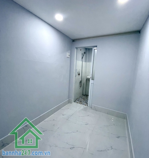 CHỈ 2,95 TỶ – HẺM BA GÁC – LẠC LONG QUÂN – 2 TẦNG – SỔ HỒNG RIÊNG DT: 22m² – hướng Đông Nam Kết cấu: 1 trệt 1 lầu – 2PN – 2WC Hẻm ba gác, chỉ 20m ra hẻm xe hơi. 