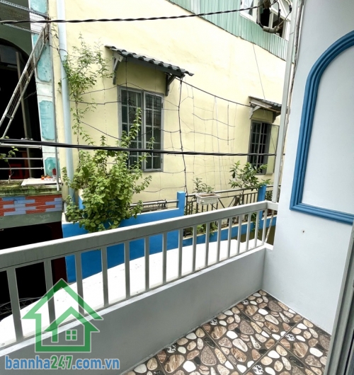 CHỈ 2,95 TỶ – HẺM BA GÁC – LẠC LONG QUÂN – 2 TẦNG – SỔ HỒNG RIÊNG DT: 22m² – hướng Đông Nam Kết cấu: 1 trệt 1 lầu – 2PN – 2WC Hẻm ba gác, chỉ 20m ra hẻm xe hơi. 