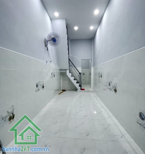 CHỈ 2,95 TỶ – HẺM BA GÁC – LẠC LONG QUÂN – 2 TẦNG – SỔ HỒNG RIÊNG DT: 22m² – hướng Đông Nam Kết cấu: 1 trệt 1 lầu – 2PN – 2WC Hẻm ba gác, chỉ 20m ra hẻm xe hơi. 